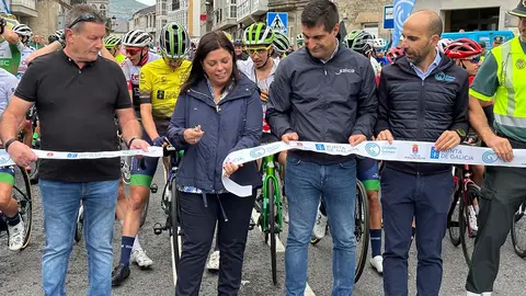 El delegado territorial de la Xunta en Ourense, Gabriel Alén,  asistió esta mañana a la salida de etapa de la XXI Volta Ciclista a Galicia, en A Pobra de Trives.