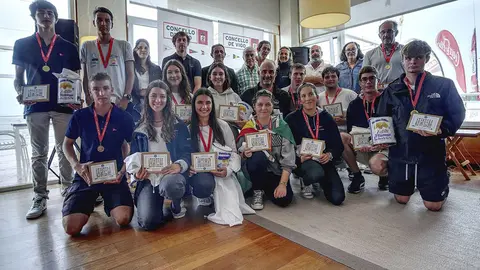Los premiados en ILCA 4-4F-6-6F-7 con autoridades y organizadores. PEDRO SEOANE.