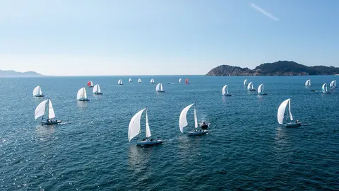 Flota de J80 frente a las Cíes. JACOBO BASTOR.
