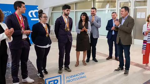 El conselleiro de Cultura, Educación, FP y Universidades recibe los estudiantes participantes en las olimpiadas europeas de estas enseñanzas.