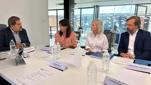 La conselleira de Economía, Industria e Innovación, María Jesús Lorenzana, visitó las instalaciones de la empresa Aludec.
