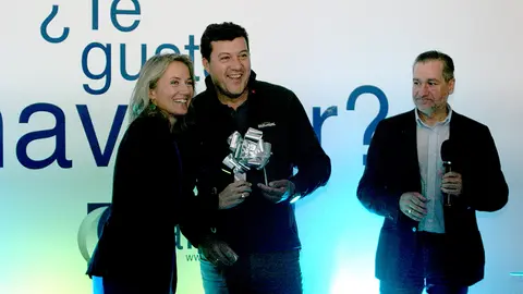 Laura Moya con uno de los premiados.