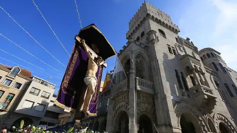 O Santísimo Cristo da Agonía polas rúa porriñesas acompañado de miles de fieis.