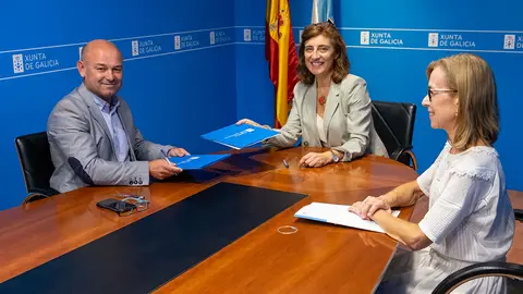 La vicepresidenta segunda y conselleira de Medio Ambiente, Territorio e Vivenda firmó el convenio con el alcalde de la localidad.