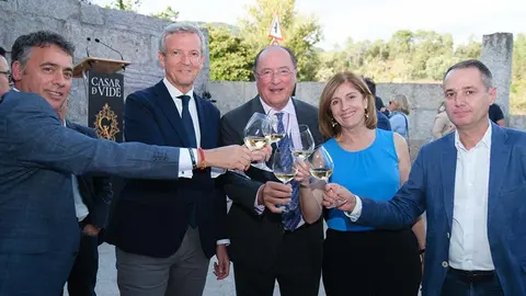 El presidente de la Xunta visitó la bodega Casar de Vide, perteneciente a la Denominación de Origen Ribeiro.