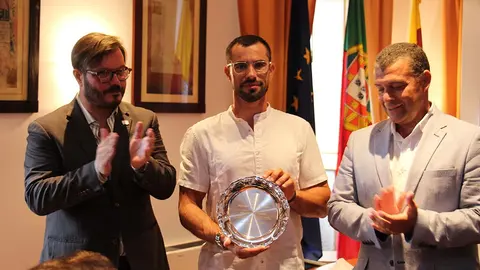 Vasco Ferrás, alcalde de Ponte de Lima; el piragüísta Fernando Pimenta y su entrenador, Hélio Lucas.