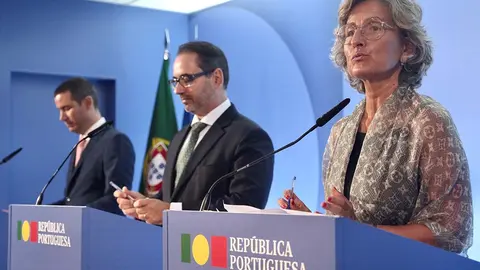 O Ministro das Infraestruturas, João Galamba, o Secretário de Estado da Presidência do Conselho de Ministros, André Moz Caldas, e a Ministra da Coesão Territorial, Ana Abrunhosa, na conferência de imprensa do Conselho de Ministros, 28 de setembro