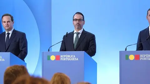 O Ministro das Finanças, Fernando Medina, o Secretário de Estado da Presidência do Conselho de Ministros, André Moz Caldas, e o Ministro das Infraestruturas, João Galamba, na conferência de imprensa do Conselho de Ministros, 28 de setembro de 2023.