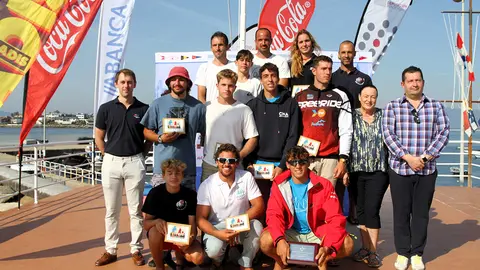 Los podios de iQFoil y Windsurf Fórmula Foil con representantes de Abanca y los clubes Marítimos de Canido y Vigo. PEDRO SEOANE.