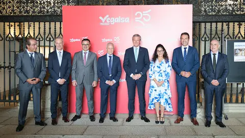 O titular do Goberno galego, Alfonso Rueda, acompañado dos conselleiros do Medio Rural e do Mar, José González e Alfonso Villar, respecitavamente, participa na clausura da xornada do XXV aniversario da alianza Vegalsa-Eroski. Hostal dos Reis Católicos, 5/10/23. 