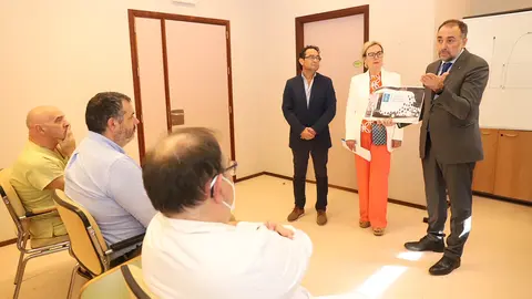 El conselleiro de Sanidad visita el centro de salud de Ordes para presentar el equipo que comenzará a utilizarse de forma piloto en el área sanitario de Santiago de Compostela y Barbanza.