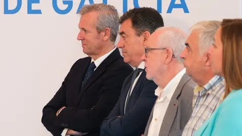 El presidente de la Xunta, Alfonso Rueda, acompañado del consejero de Cultura, Educación, Formación Profesional y Universidades, Román Rodríguez, firma el convenio para mejorar el sistema educativo gallego con los sindicatos CC.OO., ANPE y UGT-SP Ensino . Sala Eisenman, CidadE da Cultura.