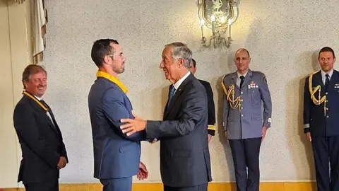 Satsifeitos, condecorados e cumprimentos.