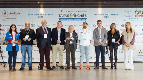 Rosendo Fernández, diputado Provincial de Turismo Ourense, ha entregado el trofeo, Mikel Martínez, presidente de la Academia, el diploma, Rodrigo Domínguez, representante de Equip’Hotel, un vale de productos para la hostelería valorado en 1.500€. Mientras que José Luis Rodríguez, representante de Estrella Galicia, ha obsequiado a Sheila con una invitación para visitar el museo Mega.