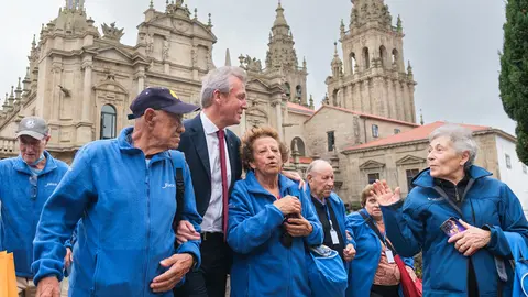 El presidente de la Xunta mantuvo en Santiago un encuentro con participantes en el programa 'Reencuentros con Galicia'.