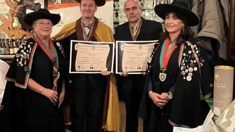 Os 2 novos confrades portugueses, enólogo João Pereira e o historiador Adelino Tito Morais de Ponte de Lima, com as madrinhas.