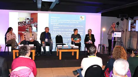 Mesa de debate sobre América.