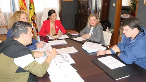 O documento marca o inicio da nova lexislatura e a alcaldesa, Nidia Arévalo, presentouno onte xunto cos concelleiros Feli Rodríguez e Leo Costas.