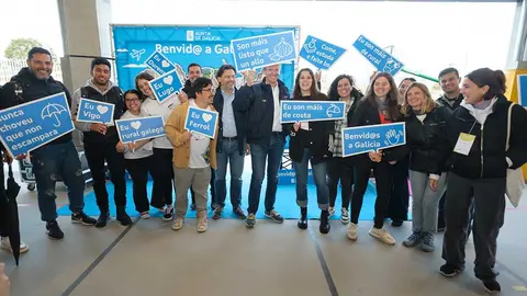 El presidente da Xunta, Alfonso Rueda, les da la bienvenida a los beneficiarios y beneficiaros del programa Bolsas de Excelencia Juventud Exterior (BEME). CEIP Plurilingüe do Camiño Inglés de Sigüeiro.