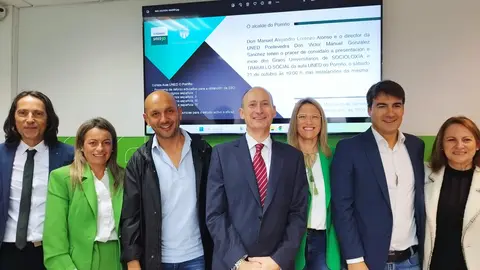 O alcalde, Alejandro Lorenzo, e o director do Centro asociado da UNED en Pontevedra, Victor M. González, acompañados polo subdirector económico da UNED Pontevedra, Alfonso Vázquez, e a concelleira Rosa Isabel Alonso, no acto de apertura do curso.