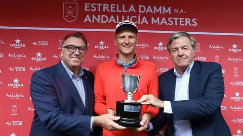 Meronk junto al director general de Estrella Damm Jorge Villavechia, y al consejero Arturo Bernal