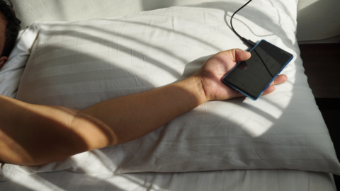 Dejar el móvil cargando durante la noche, a pesar de la conveniencia, se revela como una práctica que puede aumentar hasta un 10% el gasto anual de electricidad.