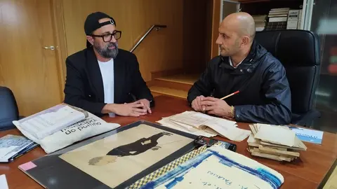 O alcalde, Alejandro Rodríguez, cun colaborador.