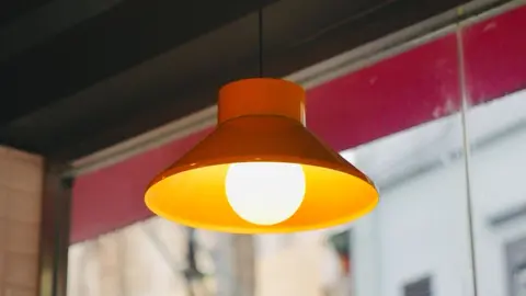 O preço da eletricidade desceu 6% em Portugal.