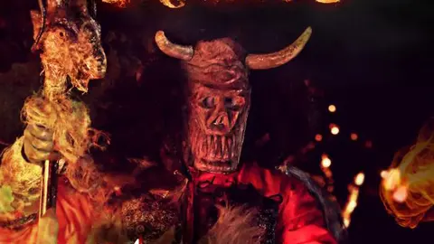 Na Festa da Cabra e do Canhoto é preciso comer a cabra machorra “Infértil”, cozinhada em enormes potes de ferro na fogueira.