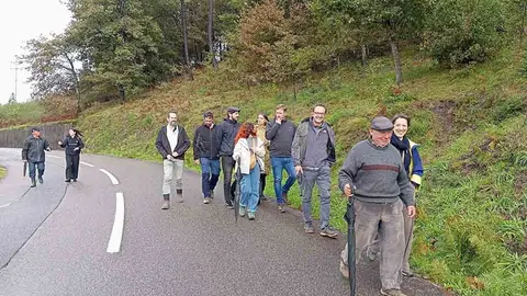 Alguns dos moradores, cientistas e alunos a calcorrearem o Extremo.