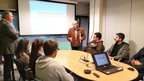 O director do Instituto de Estudos do Territorio mostroulle ao estudantado exemplos de traballos realizados con esta tecnoloxía.