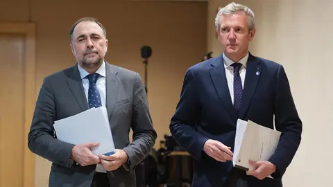 O titular do Goberno galego, Alfonso Rueda,  acompañado do conselleiro de Sanidade, Julio García Comesaña, resalta que o obxectivo é “concienciar a sociedade galega” e reducir “a tolerancia” ante o consumo de certos produtos.