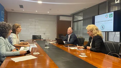 La vicepresidenta segunda y conselleira de Medio Ambiente, Territorio e Vivenda se reunió con el vicerrector de Planificación y Sostenibilidad y con la directora de la Oficina de Medio Ambiente.