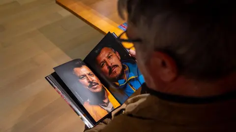 A intención do artista neste traballo é a de captar coa súa cámara as facianas dos peregrinos.