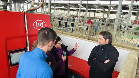 Gandeiros asesorandose sobre os robots de muxido.