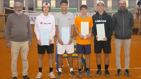 El presidente Paco Hernández(a la izq) con el cuadro de finales de dobles masculina.
