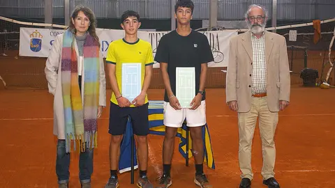 Duarte y Castro entre Embade y Hernández (medios)