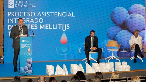 El conselleiro estuvo acompañado por el director general de Asistencia Sanitaria del Sergas, Jorge Aboal Viñas; y por el gerente del área sanitaria de A Coruña, Luis Verde Remeseiro.