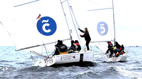 Las maniobras son rápidas y agresivas entre los diferentes equipos, al estilo match-race. PEDRO SEOANE.