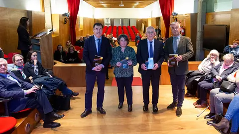 No acto tamén participaron, ademais do autor, Carme Varela, escritora e licenciada en Filoloxía Galega, quen escribiu a crítica sobre o libro, e Oliva Amorín, xornalista e nora de Pepe Montes.