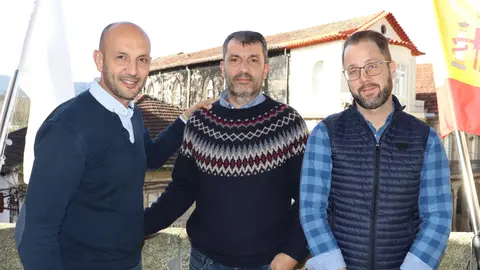 Alejandro Lorenzo e Iván Suárez co representante da empresa premiada.