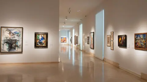 Abierta en el Museo Thyssen del 29 de noviembre de 2022 al 30 de abril del 2023, En el ojo del huracán ofrecía una completa visión del arte ucraniano de vanguardia en las primeras décadas del siglo XX, desvelando las diferentes tendencias artísticas, desde el arte figurativo hasta el futurismo o el constructivismo.