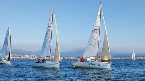 Roberto Bermúdez de Castro dirige a la tripulación del Solventis. ROY ALONSO.