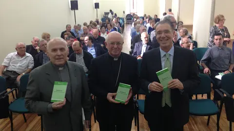 El Deán de la Catedral de Santiago de Compostela, Segundo Pérez), el Arzobispo de Santiago, Monseñor Julián Barrio y Francisco Peña.