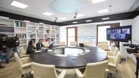 A conselleira de Economía, Industria e Innovación, María Jesús Lorenzana, mantivo hoxe unha xuntanza co comité de empresa de Alcoa.