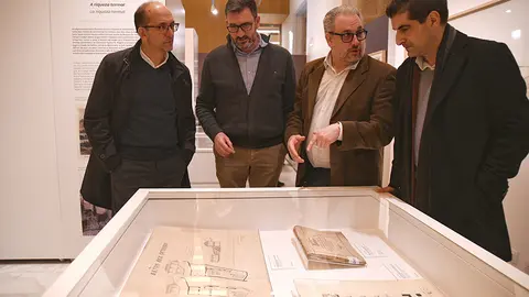 O director xeral de Cultura, Anxo M. Lorenzo, e o delegado territorial da Xunta en Ourense, Gabriel Alén, inauguran a exposición no Arquivo Histórico Provincial.