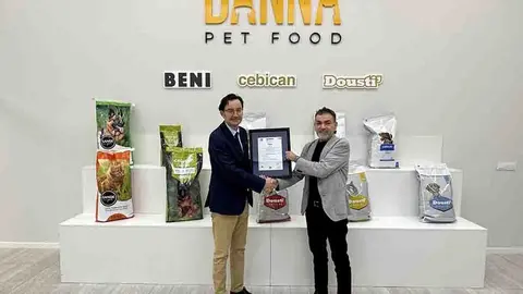 A la derecha, el CEO de Nugape, Carlos Pérez, recibe el certificado de la IFS Food de manos de José Enrique Rodríguez Coello, director de AENOR en Galicia.