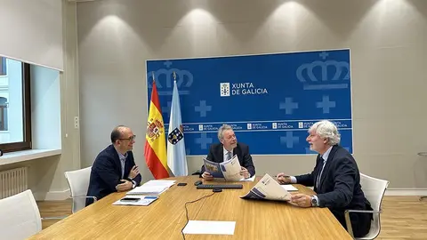 O secretario xeral técnico, Manuel Vila, e o director xeral de Cultura, Anxo M. Lorenzo, abordaron co director executivo da Comisión Fulbright España, Alberto López.