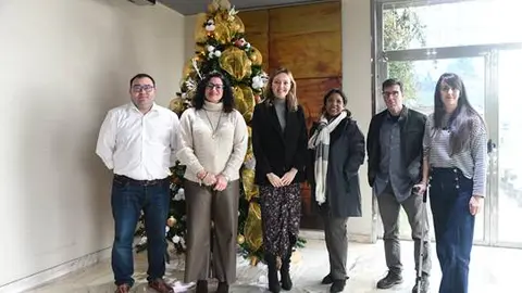 La conselleira de Política Social e Xuventude mantuvo un encuentro con dos beneficiarios de esta prestación para trasladarle sus novedades.