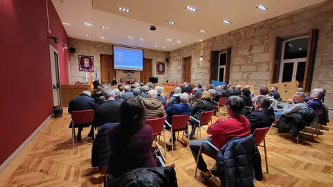 As autoridades deron resposta ás dúbidas dos 144 propietarios e propietarias dos terreos afectados o procedemento que se seguirá para que Ponteareas conte con plan industrial.